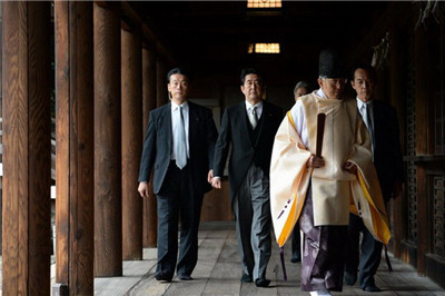 Abe offers sacrifices to the Yasukuni Shrine.jpg