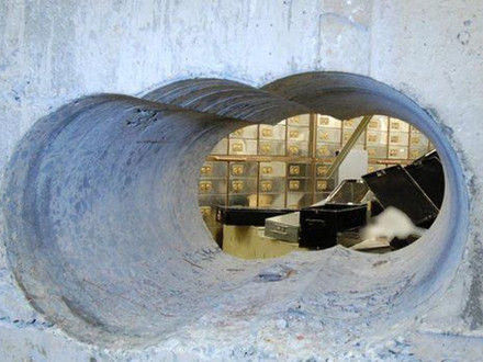 British thief drove an excavator to grab 72 safes.jpg