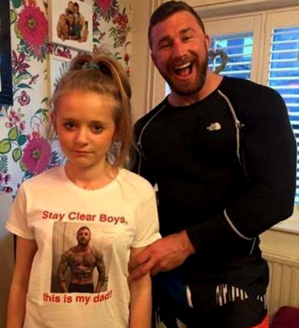 Anti-wolf trick: Father shows muscle photos on his daughter's T-shirt.jpg