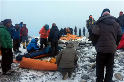 珠峰登山者描述地震后恐怖景象.jpg