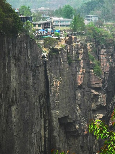 悬崖峭壁上中国最危险村庄出现交通大拥堵7.jpg