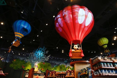 迪士尼最大旗舰店落户中国,你会去买买买吗.jpg