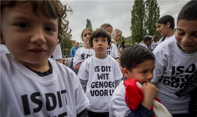荷兰移民小孩走上街头要求 白人 同学_时事新