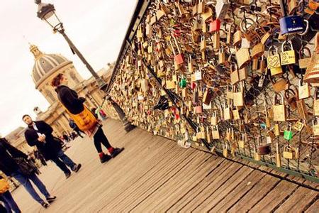 巴黎将拆除艺术桥上的'爱情锁'
