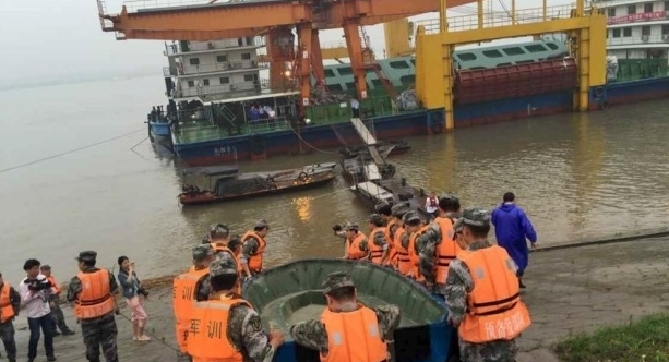The Yangtze River was sunk by the Chinese ferry and more than 400 people were missing.jpg