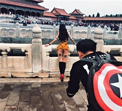 The photographer's shooting of a nude model sitting on the marble dragon head of the Forbidden City caused internet anger.jpg