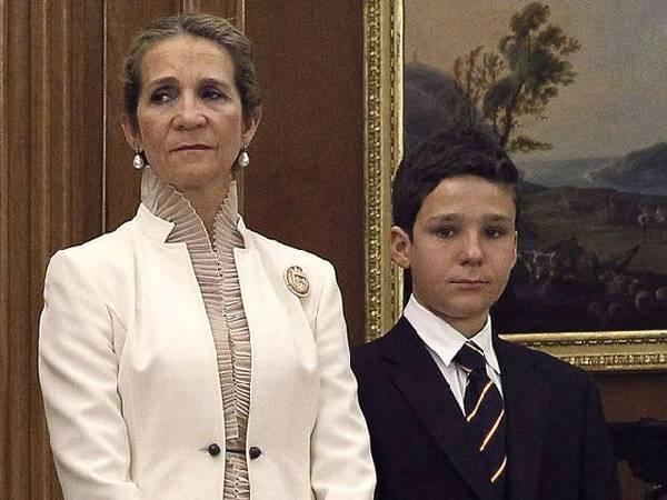 A member of the Spanish royal family jumped into the line and was refused to scold .jpg
