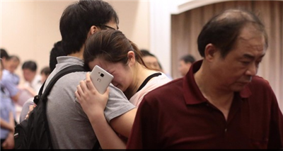 The family members of the passengers on the Yangtze River shipwreck asked the authorities for explanation.jpg