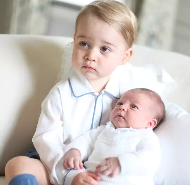 英国王室首次发布小公主照片