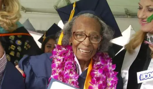 It took an American 99-year-old woman to graduate from university in seven years to get her degree.jpg