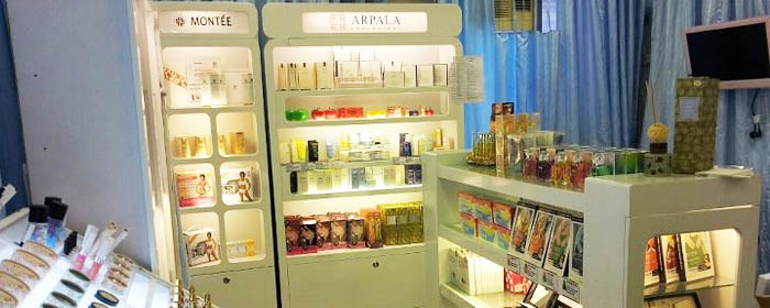 A cosmetics shop in South Korea specializes in selling fakes to foreigners.jpg