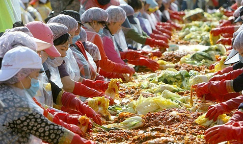South Koreans are rushing to buy kimchi to prevent MERS.jpg