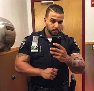 The New York policeman who loves selfies has become an Internet celebrity.jpg