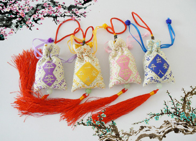 Counting the traditional ornaments of the Dragon Boat Festival.jpg