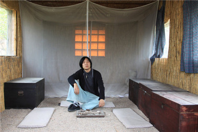 A Chinese couple lives in Laoshan in seclusion to practice a self-sufficient lifestyle.jpg