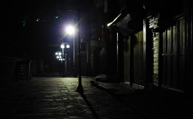 不要在夜深人静时走进暗巷