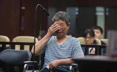 The old lady can't bear the pressure of life to kill her paralyzed wife.jpg