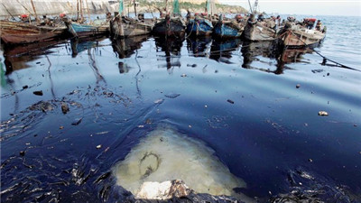CNPC invested 200 million yuan to settle the Dalian oil spill.jpg