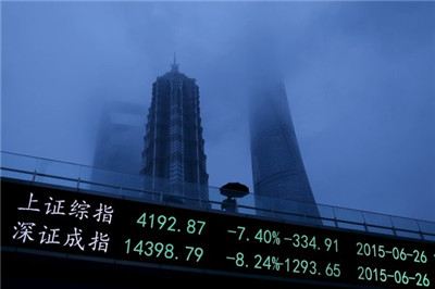 China’s stock market fell into a bear market and retail investors suffered heavy losses.jpg