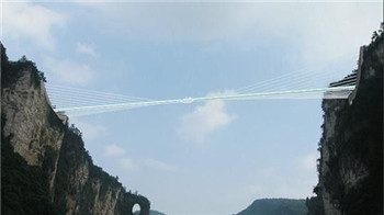 The longest and tallest glass bridge in the world is now in China.jpg