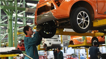 China June car sales dip for first time in 2 yrs.jpg