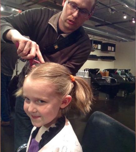 Almighty dad: The hairdresser teaches dad to help his children with braids.jpg