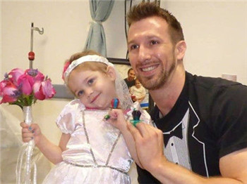 A 4-year-old girl with leukemia is married to her favorite male nurse .jpg