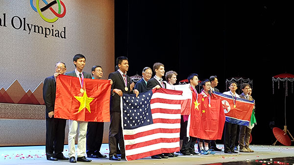 美国在奥数比赛中击败中国获得冠军