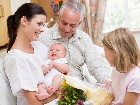 Inviting relatives and friends to watch during childbirth has gradually become a trend.jpg