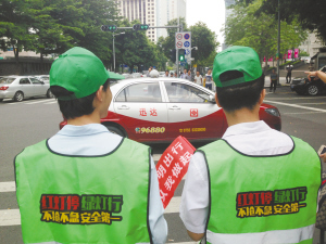 深圳式文明过马路 戴绿帽和罚20块你选哪个.jpg