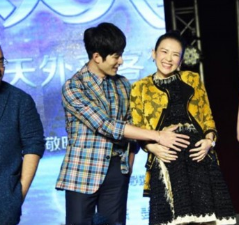 Zhang Ziyi appeared in a movie conference in a maternity dress.jpg