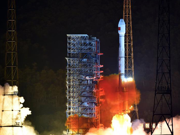 中国再发射两颗北斗导航卫星.jpg