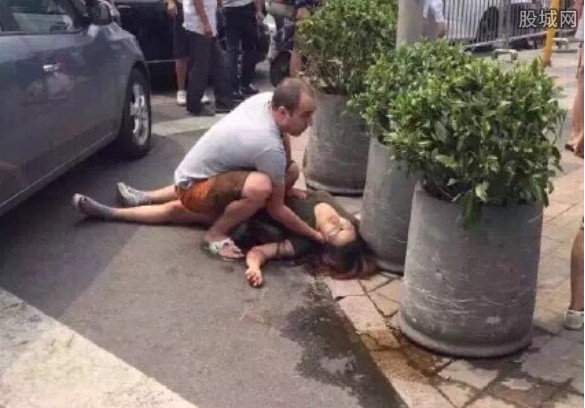A man in Sanlitun was arrested for beating someone with a knife .jpg