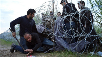 Hungary intends to deploy troops at the border to stop the flow of refugees.jpg