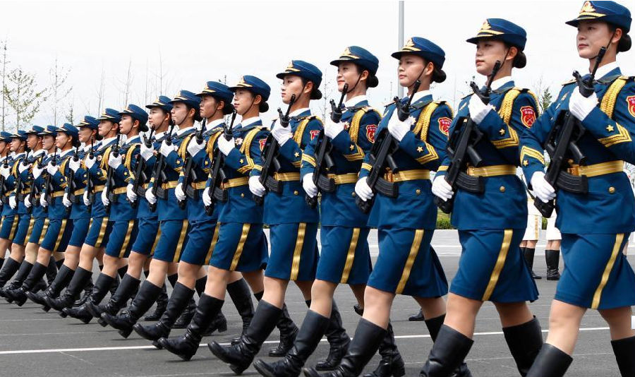 The model was born in the guard of honor, the female soldier prepares for the parade.jpg
