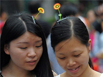 Flower and grass headdresses are popular in China, do you dare to challenge.jpg