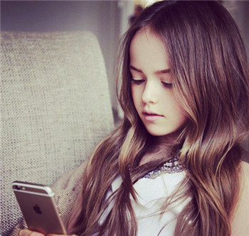 The world's first beautiful girl 9-year-old supermodel's innocence and maturity.jpg