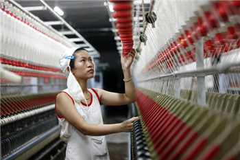 The weakness of China's manufacturing industry triggered a sharp drop in global stock markets.jpg