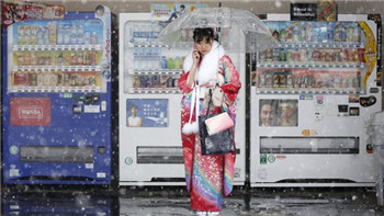 Abe instructs Japanese mobile communication operators to reduce fees.jpg