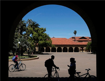 How does Stanford University attract economics leaders.jpg