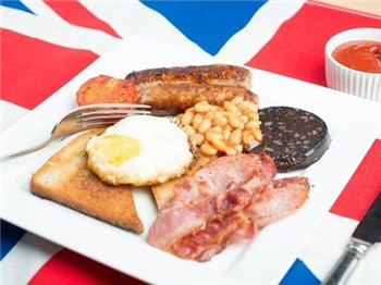 The traditional rich English breakfast with long meat in minutes.jpg