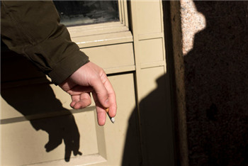 Reward or punishment is more conducive to smoking cessation.jpg