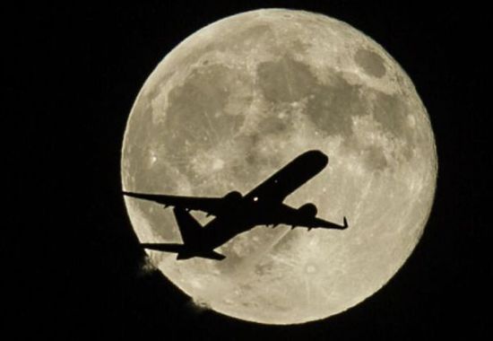 The Mid-Autumn Festival "moon-watching flights" ticket sales skyrocketed.jpg