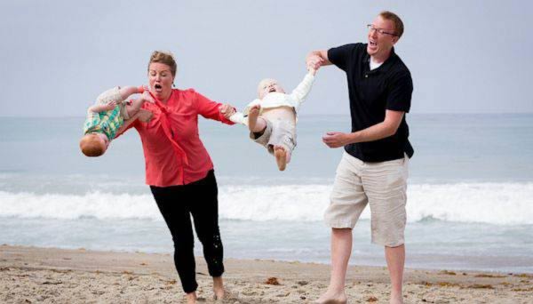 家庭海滩写真以滑稽的方式总结了亲子关系