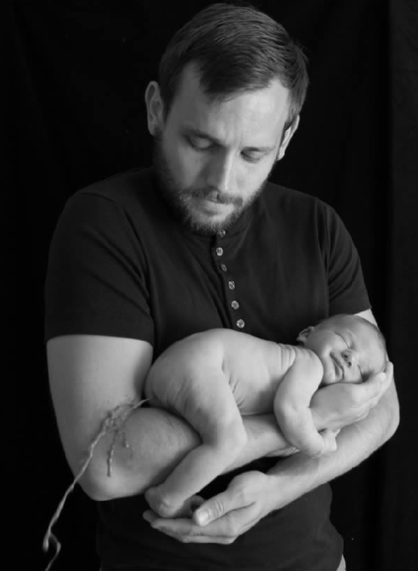 在温馨的宝华韦健广告摄影中，小婴儿拉了他爸爸一胳膊屎