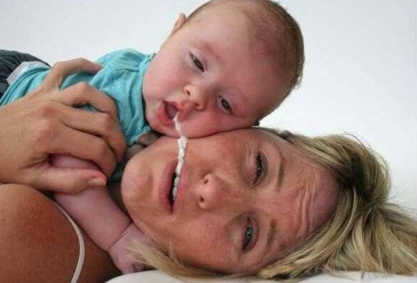 宝宝拍照时吐奶，并且呕吐物流进妈妈嘴里