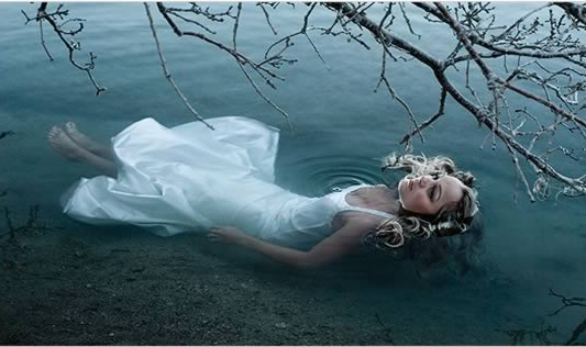 新娘在拍摄最后一张婚纱照时在浅水中溺亡