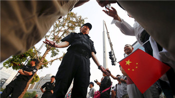 Investors from the Pan-Asian Metal Exchange went to Beijing to petition.jpg