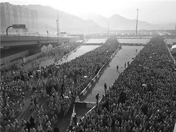 More than 300 people were killed in a stampede during the Hajj in Mecca.jpg