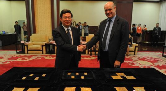 A French collector returned 24 pieces of Qin national gold ornaments from China.jpg